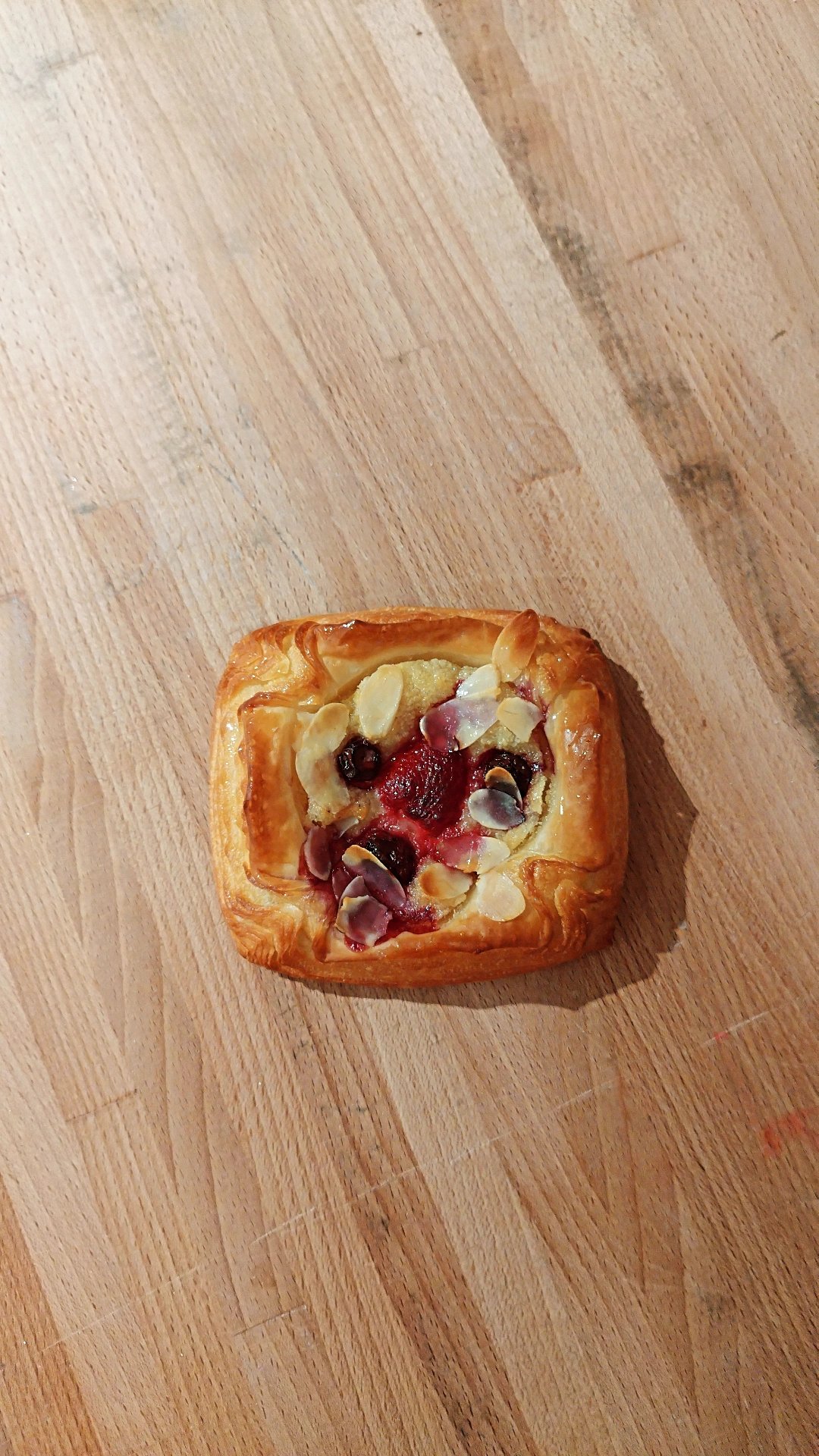 Vegan framboos frangipanekoek van Nona's Bakery met rode vruchten