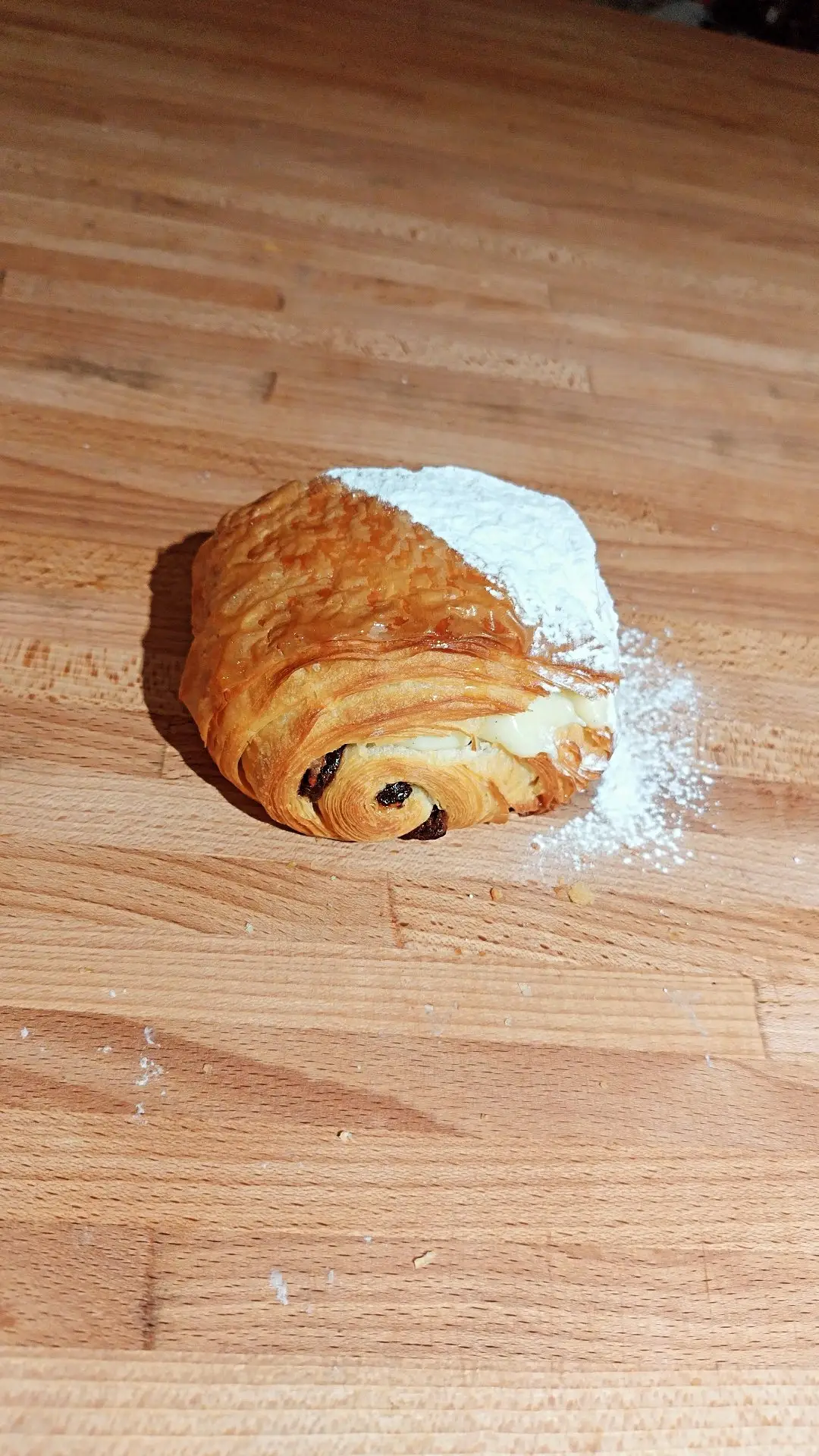 1. Pain au chocolat met crème (spelt) van Nona's Bakery, vers gebakken