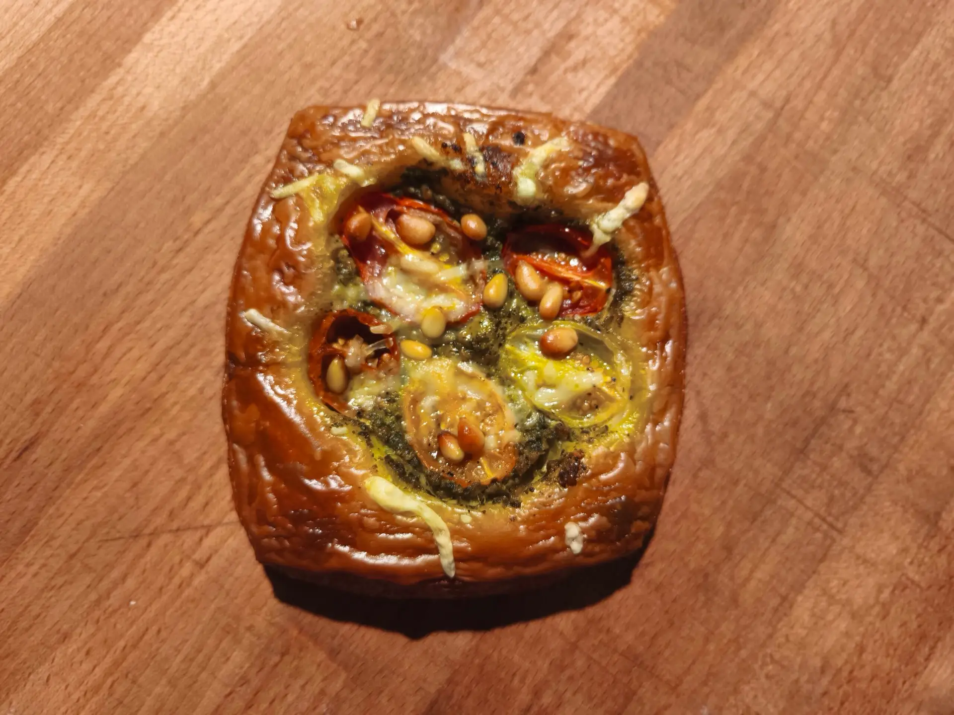 Hartige seizoenskoek: tomaat & pesto