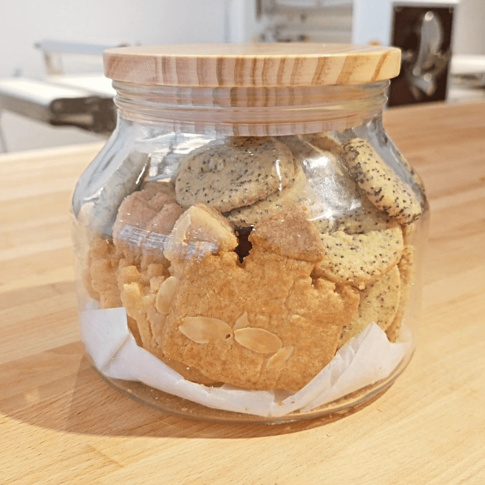 Over Nona 1 Koekjestrommel met Melief koekjes van Nona's Bakery. De opbrengst van deze koekjes gaat naar Melief Sanctuary, wat veel zegt over Nona's inzet voor goede doelen.