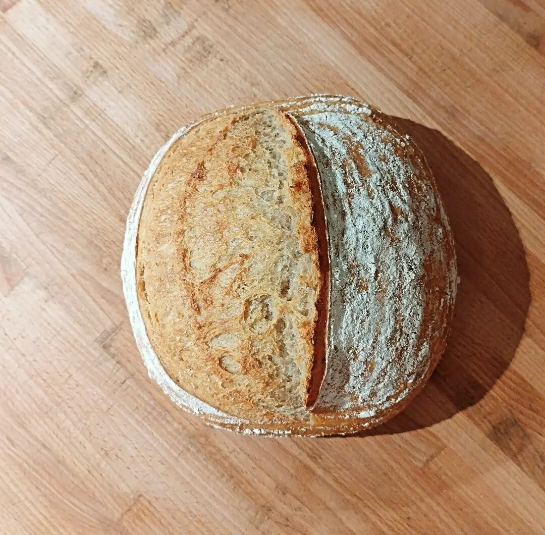 Versgebakken zuurdesembrood met knapperige korst tijdens een zuurdesem workshop bij Nona's Bakery