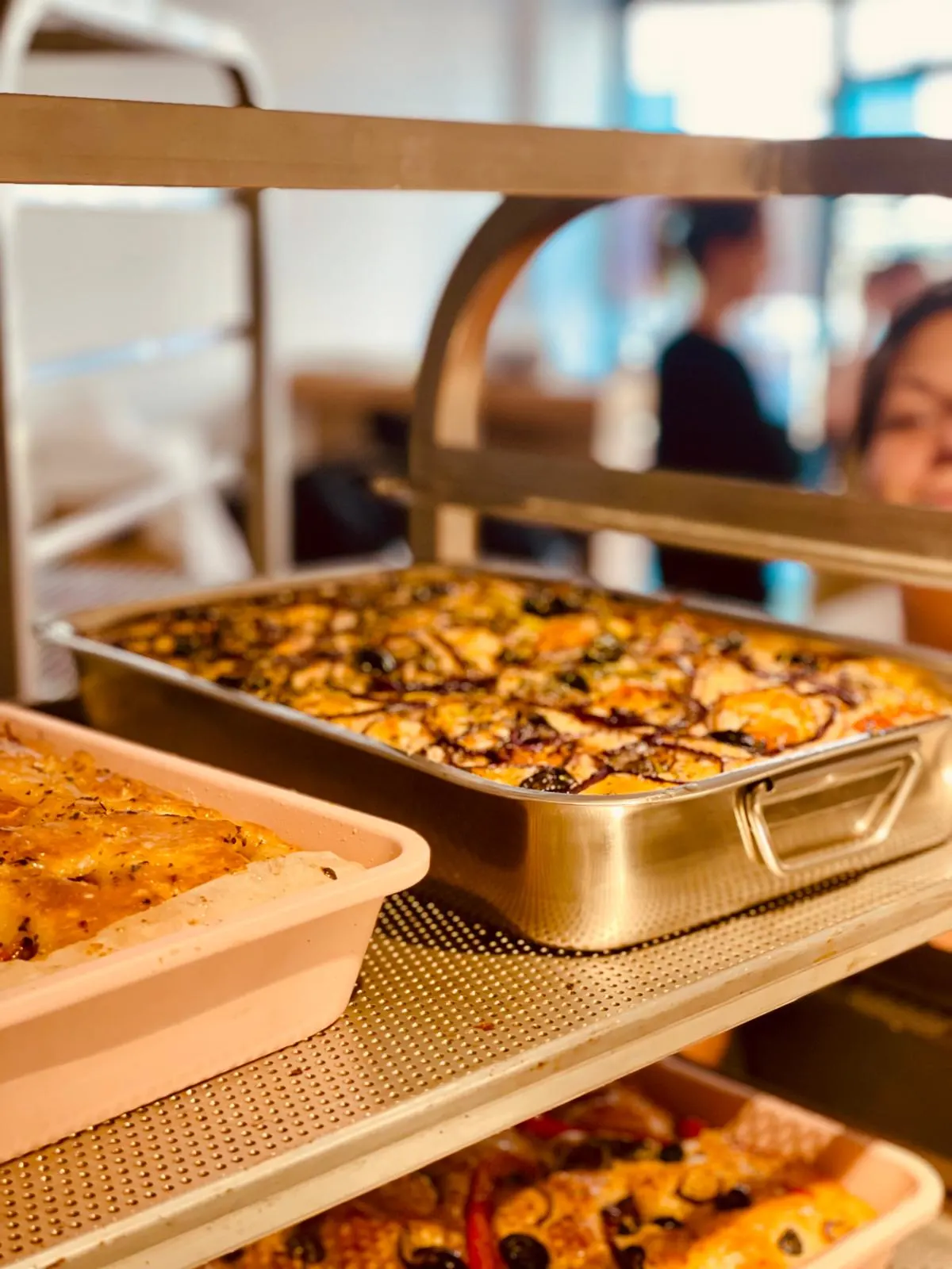 Zelf focaccia maken tijdens workshop in ambachtelijke bakkerij – luchtige focaccia met zuurdesem, goudbruine korst en verse toppings