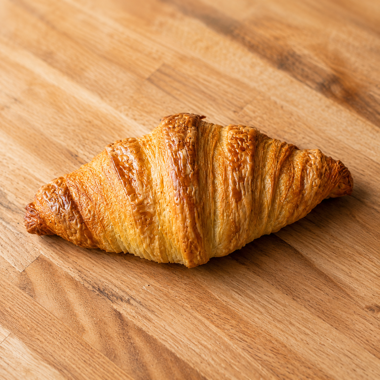 Verse Franse croissant met krokante, boterige laagjes tijdens de croissant workshop van Nona's Bakery in Antwerpen
