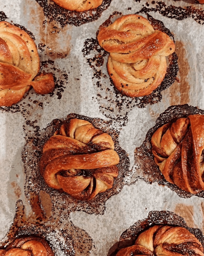 Ovenverse gebakjes op een bakplaat