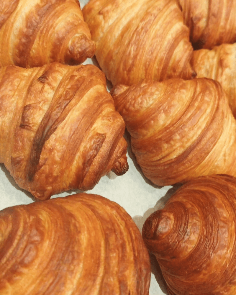 vers gebakken croissants op een bakplaat