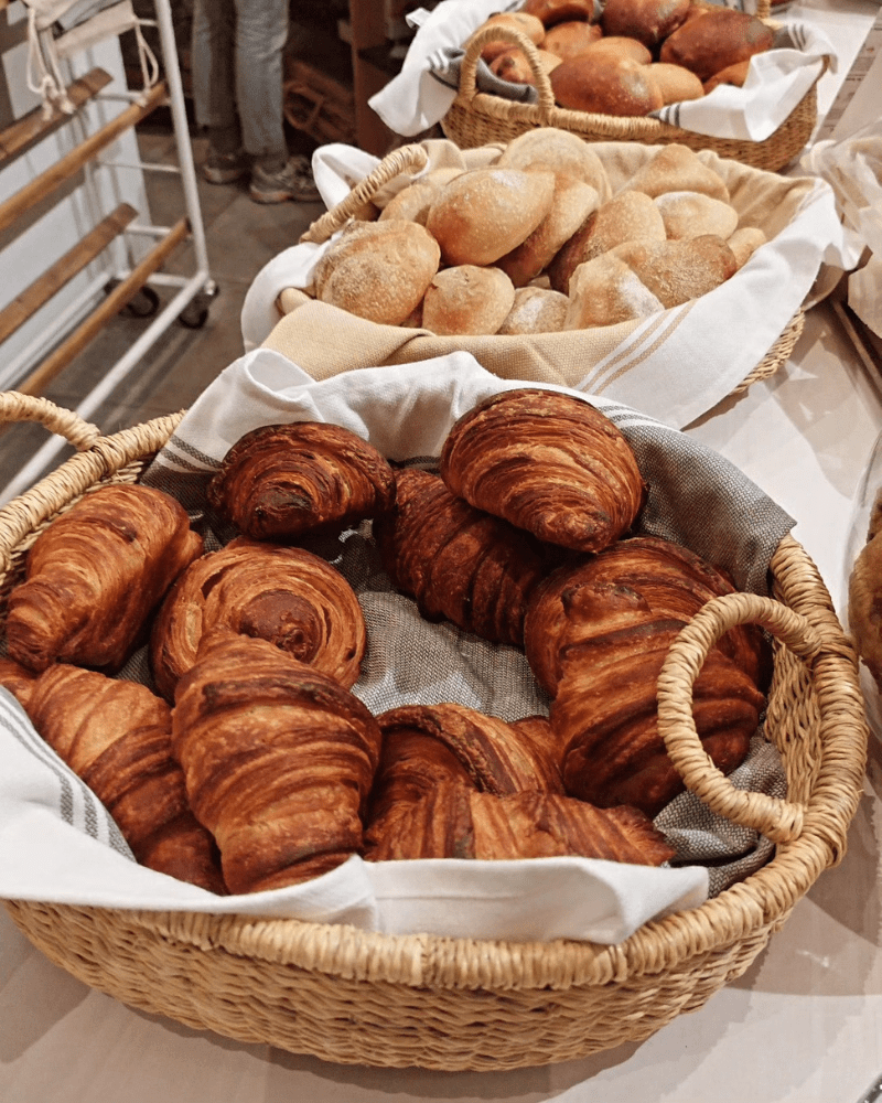manden met brood en broodjes